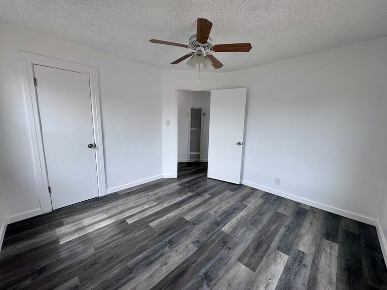 Building Photo - 858 W 88th St