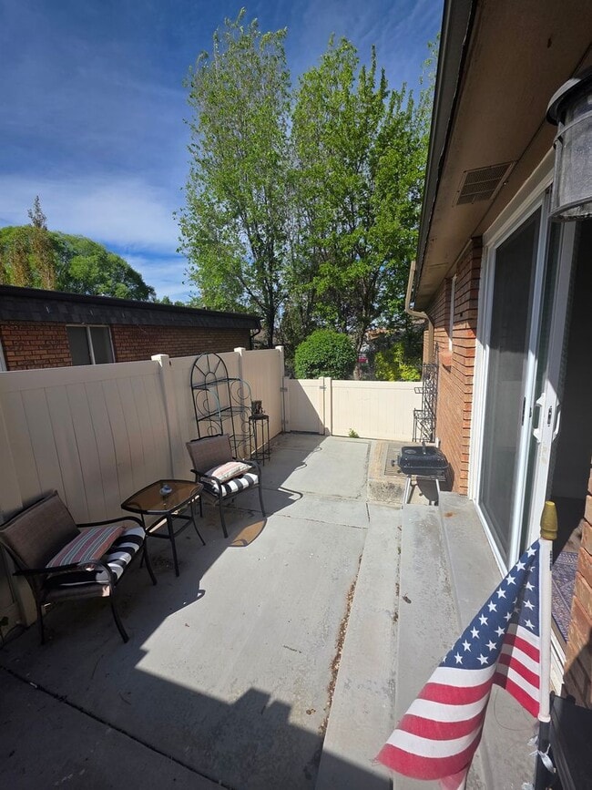 Building Photo - Spacious 4 bedroom 3 bathroom townhouse!