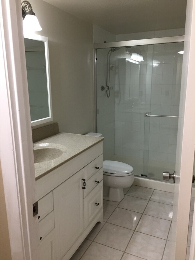 Building Photo - 200 Leslie Dr