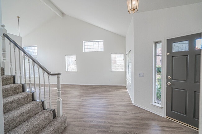 Building Photo - Charming Castaic Home