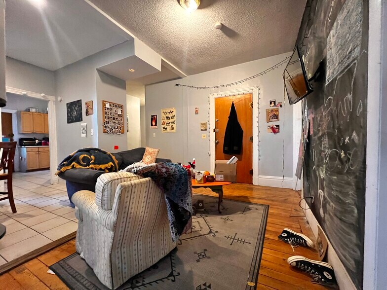 Building Photo - 18 Glenville Ave