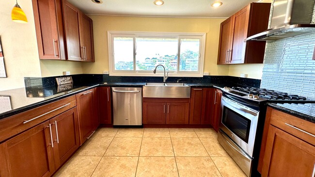 Building Photo - Available NOW - 3 Bedroom, 2 Bath, with a ...
