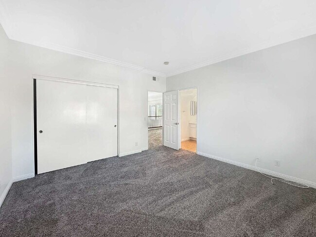 Building Photo - Discover the Essence of Luxury Living in V...