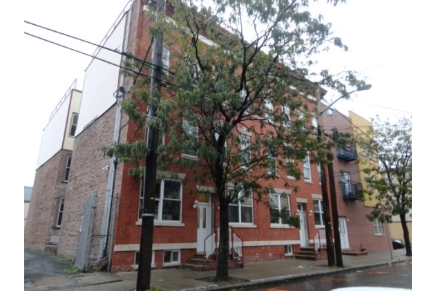 Building Photo - 136-142 Fleming Ave