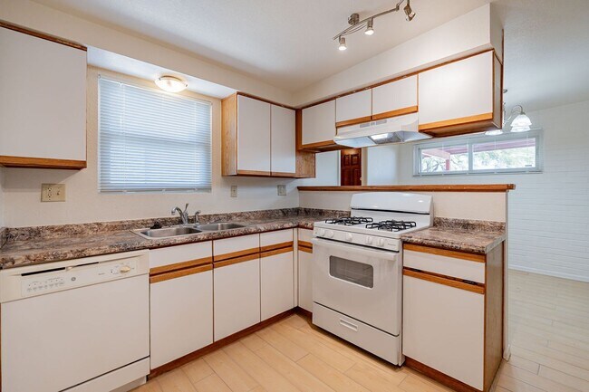Building Photo - 3 bed/2bath home with large backyard.