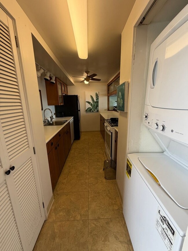 Building Photo - 2405 Kalanianaole St