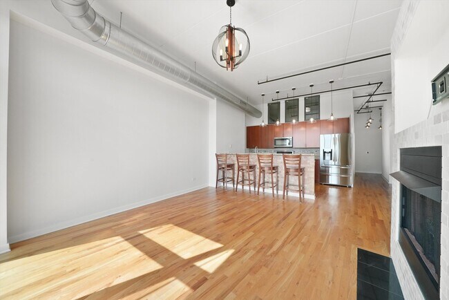 Building Photo - 1224 W Van Buren St