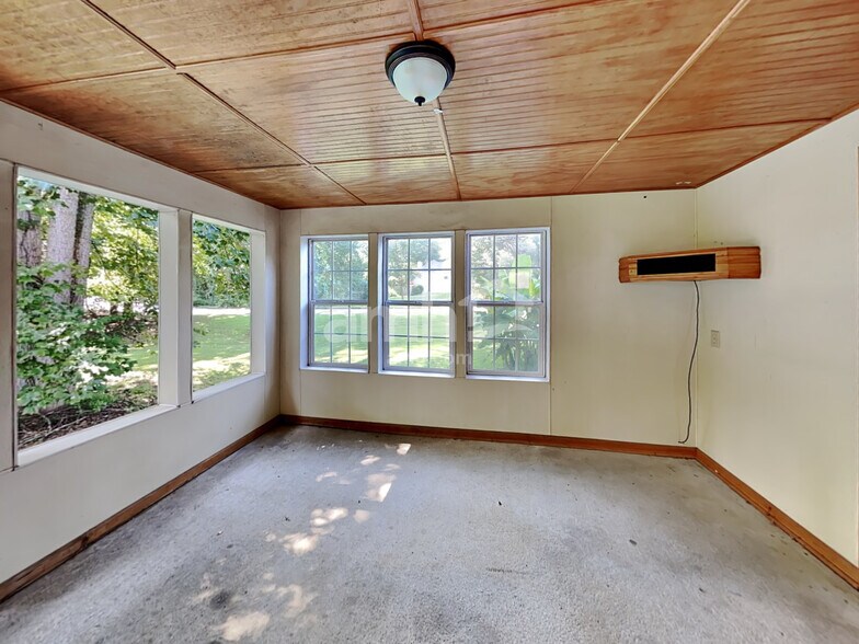 Building Photo - 685 Oxford Hall Dr SW