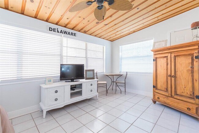 Building Photo - 4206 W Wisconsin Ave