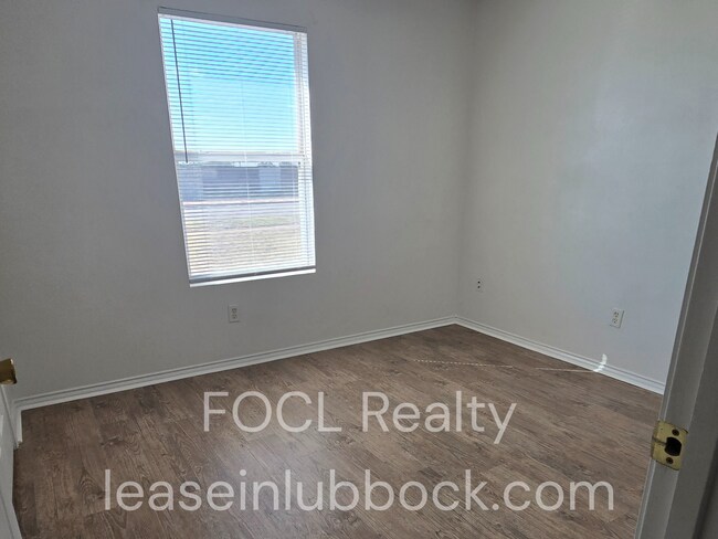 Building Photo - 2 bedroom, 2 bath, 1 car garage
