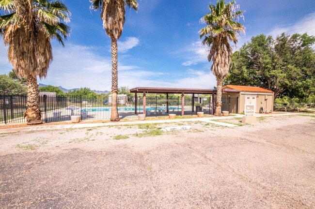 Building Photo - Cozy Condo! 2 Bedroom, 1 Bath, Washer & Dryer and Jacuzzi included!