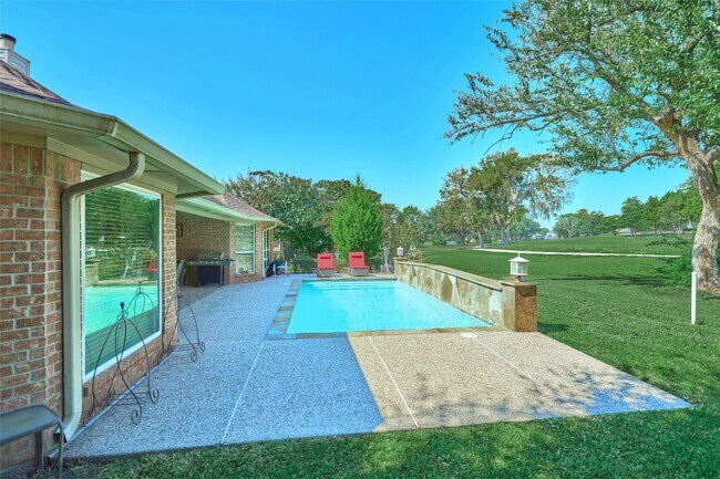 Building Photo - 121 April Waters Dr N