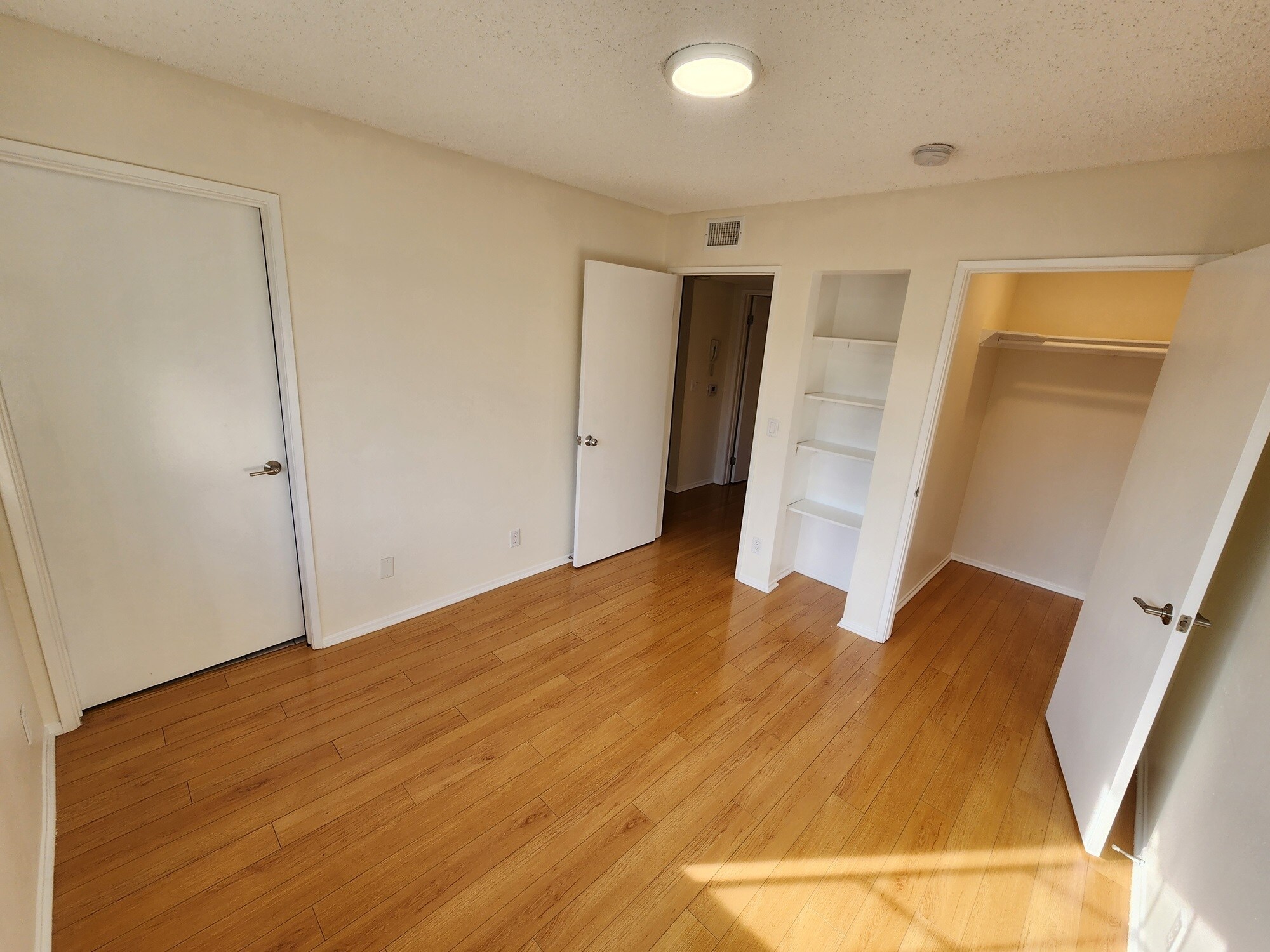 Building Photo - 1118 N Kenmore Ave