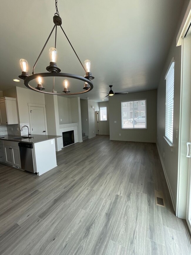 Building Photo - Townhome in Dry Canyon Community in NW Red...