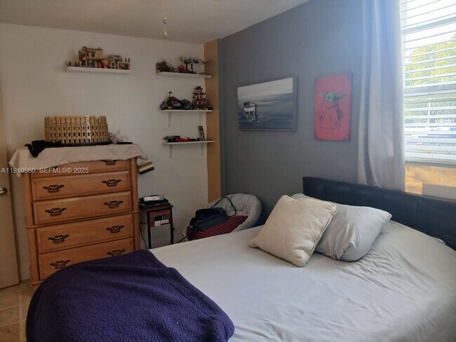 Building Photo - 3101 N Country Club Dr