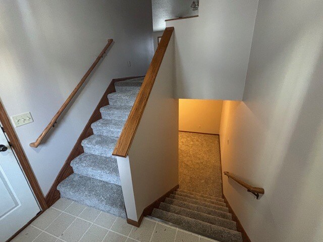Building Photo - 127 Rosewood Ln S