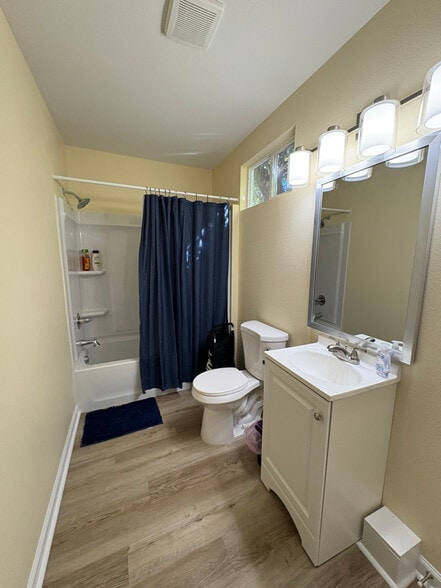 Building Photo - 405 Bender St