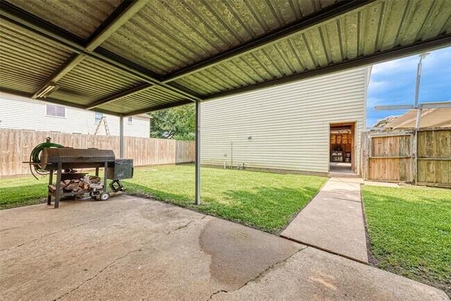 Building Photo - 702 Ave F