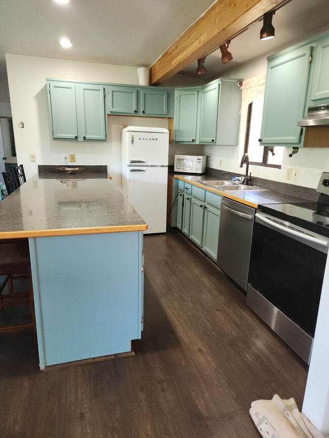 Building Photo - Live in The Pines ~ 2 Bed / 2 Bath for Lease