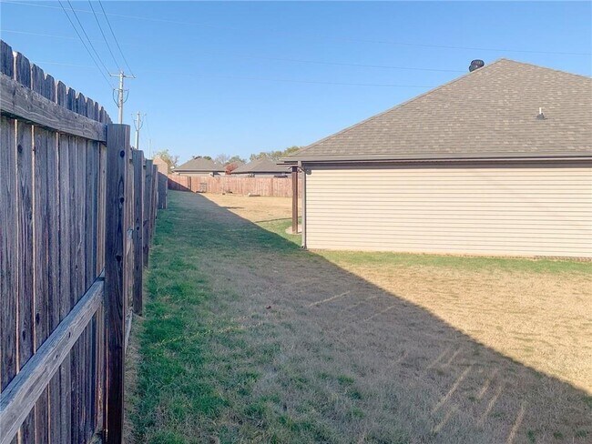 Building Photo - 900 SW Crownview St