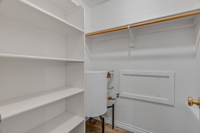Building Photo - Stunning, spacious 4-bdrm/4-bath in Tigard. Fireplace, massive decks, next to nature