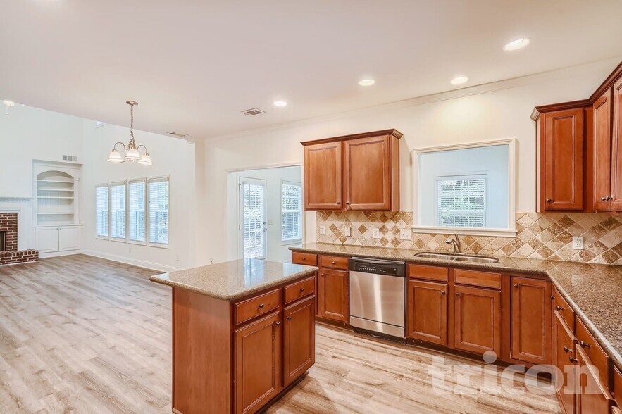 Building Photo - 612 Peach Pl