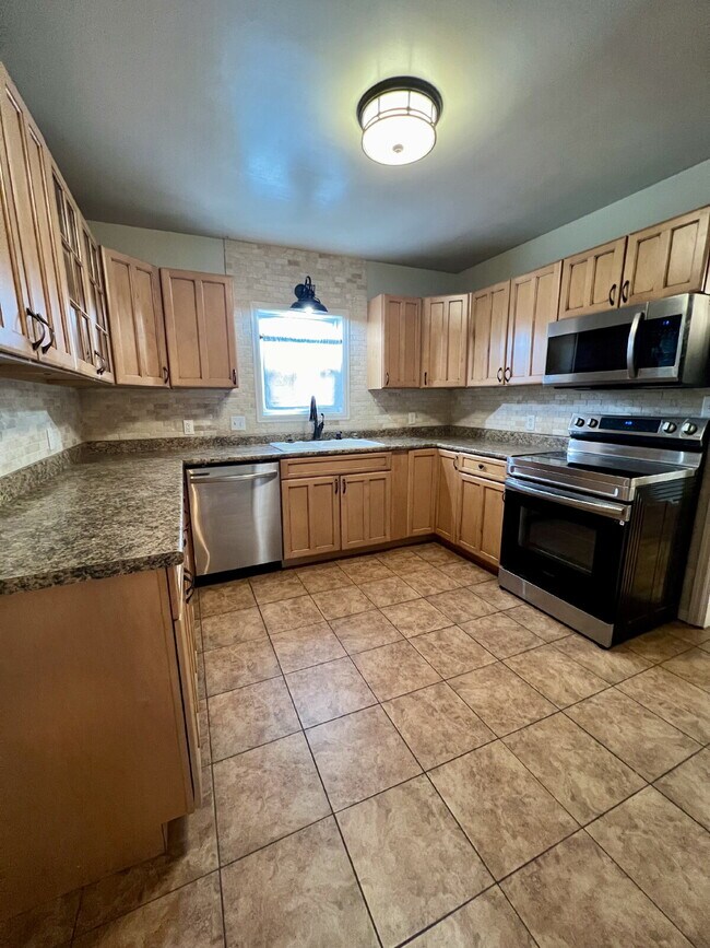 Building Photo - Great Home Close to CFD!