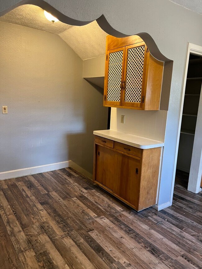 Building Photo - 3 bedroom/1 bath house