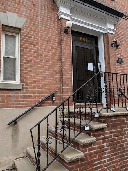 Building Photo - 601 Monroe St