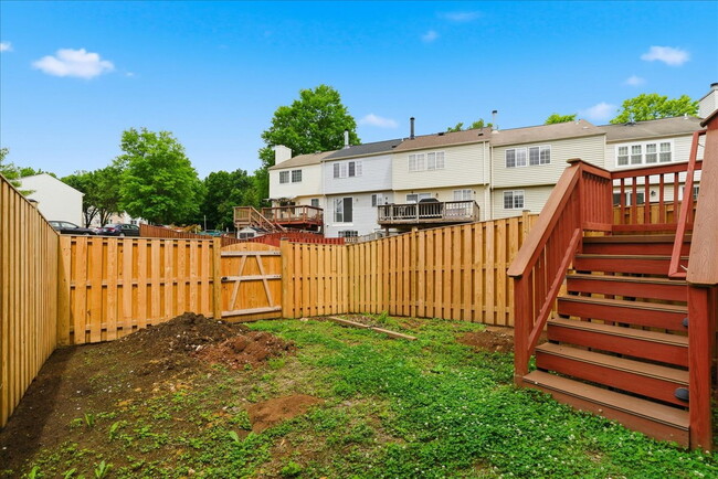 Building Photo - Welcome home to this beautifully updated and move-in-ready 3-bedroom, 3.5-bath townhouse