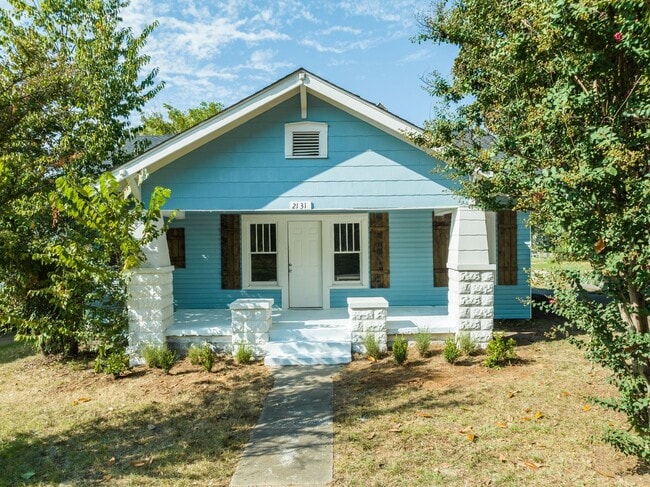 Building Photo - Freshly Updated 2 Bedroom House