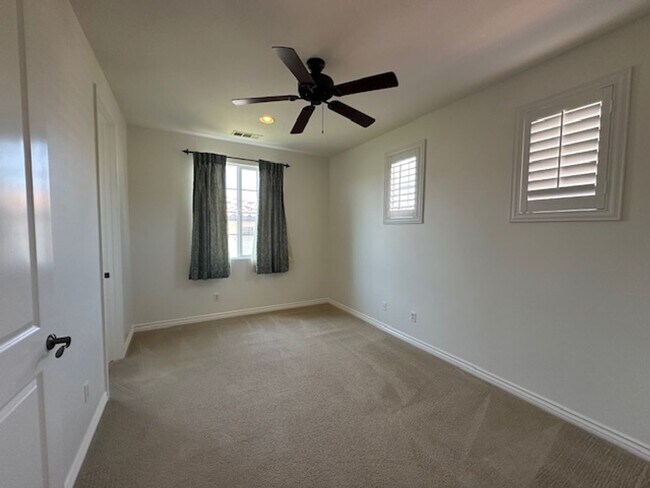 Building Photo - Stunning Executive home with loads of cust...