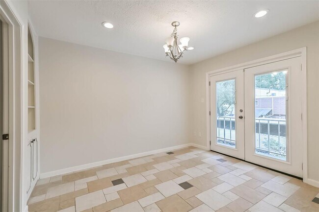 Building Photo - 496 N Post Oak Ln