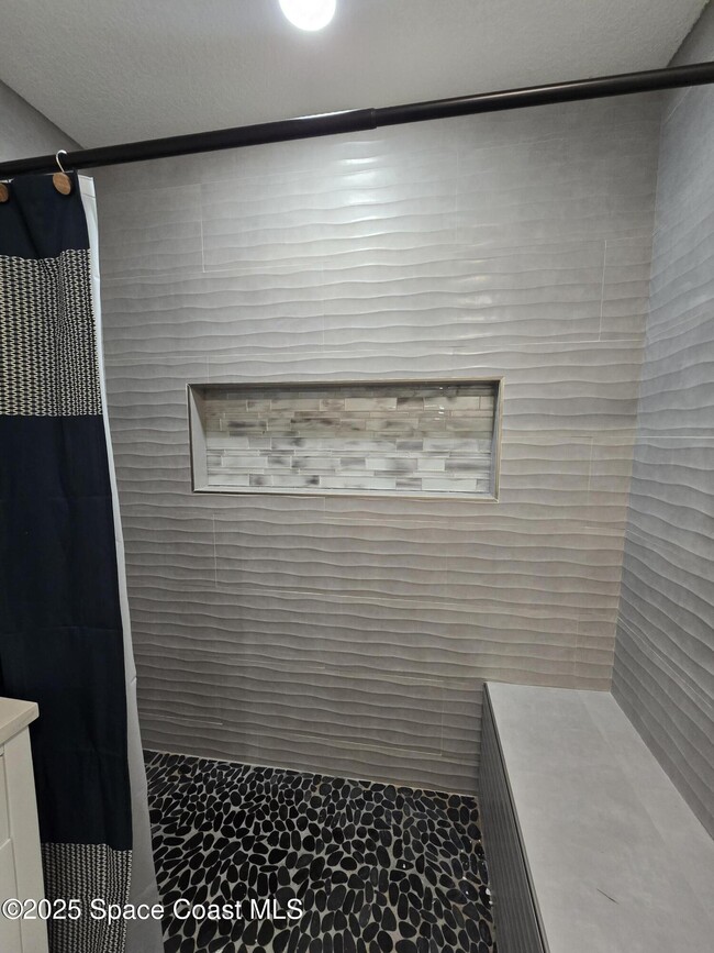 Building Photo - 2417 Colonial Dr