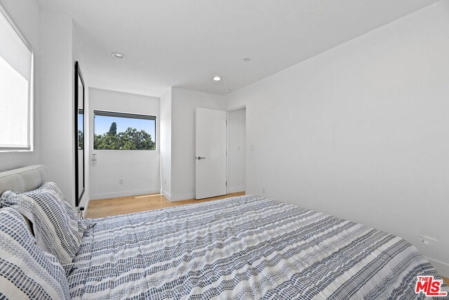 Building Photo - 866 S Wilton Pl