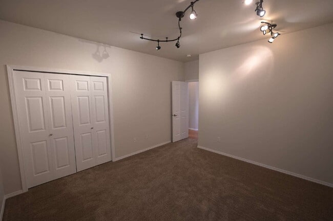 Building Photo - 2 bed plus office, 2 bathroom condo in Sun...