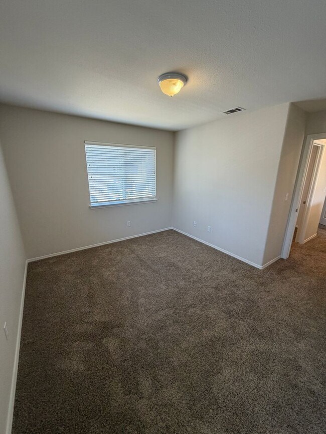 Building Photo - 1810 Baylor Ln