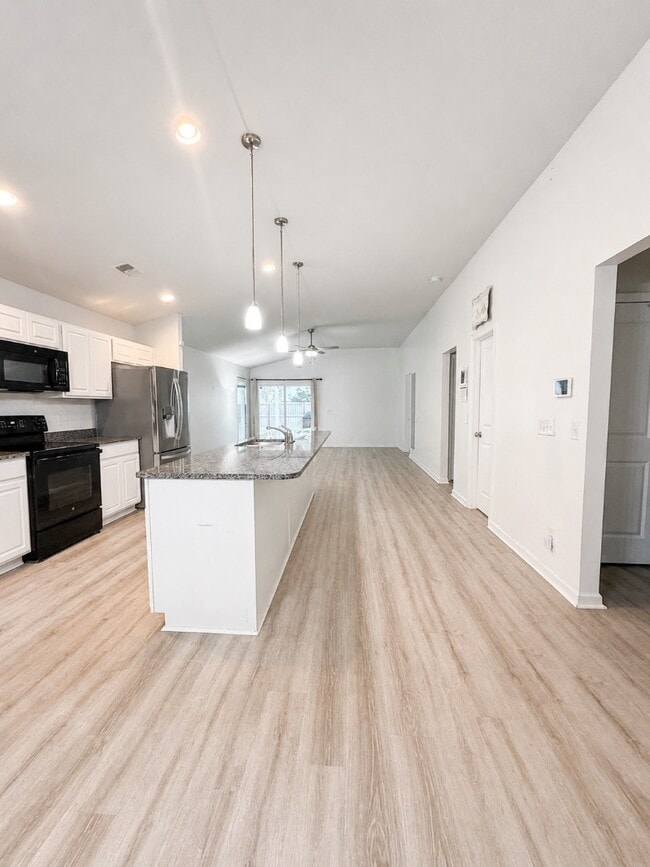 Building Photo - 40 Blackberry Cir