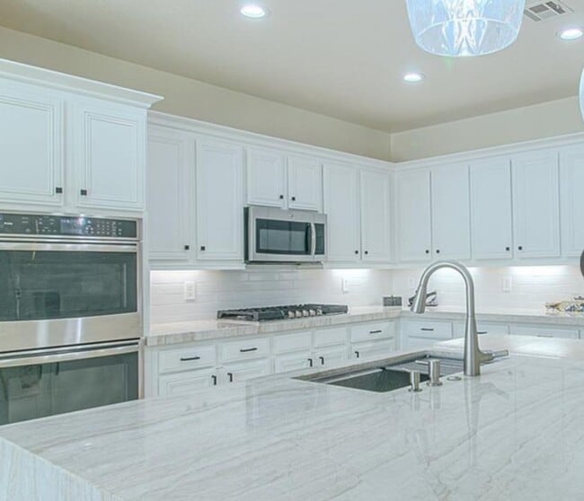 Building Photo - BEAUTIFUL 2 STORY 5 BEDROOM 4 FULL BATHROO...