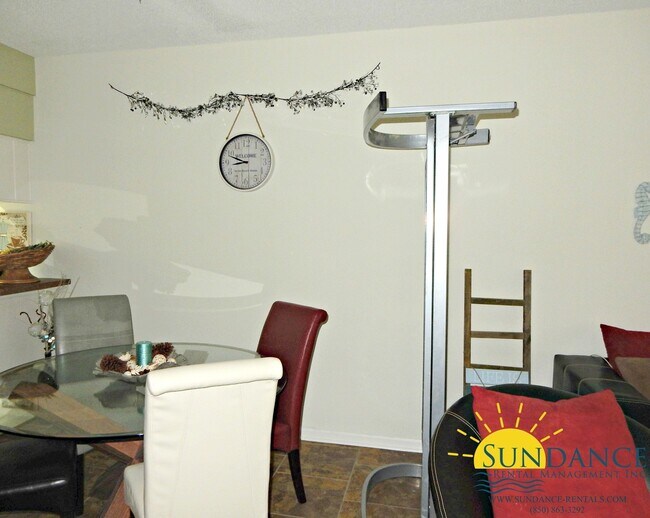 Building Photo - Quaint 2 Bedroom Condo in Miramar Beach!