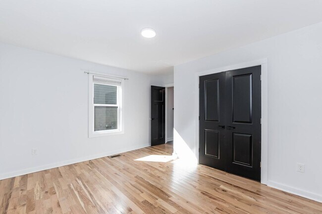 Building Photo - Two Bedroom Home