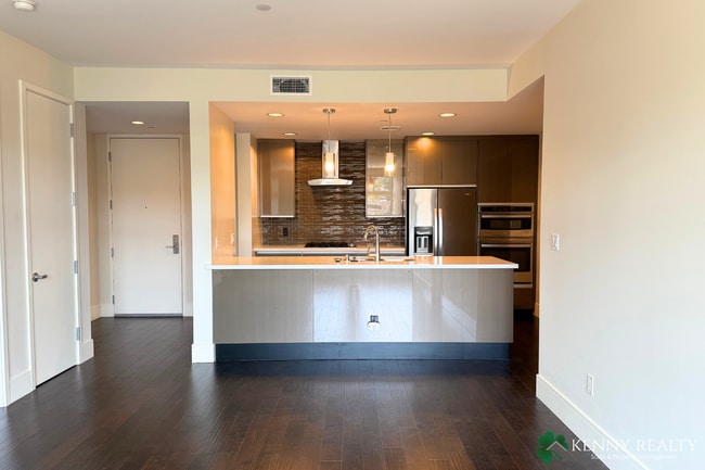 Building Photo - Spacious 2 Bedroom Condo in Prime Burlinga...