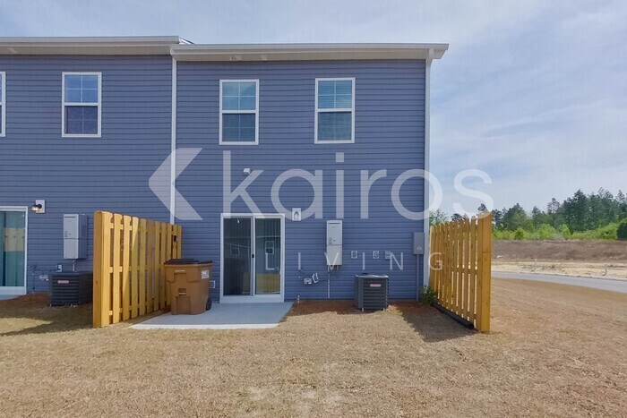 Building Photo - 2401 Banyan Cir