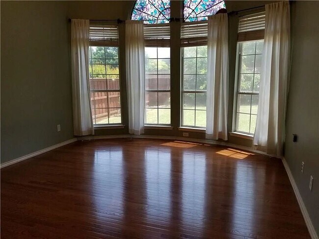 Building Photo - Stunning 5-Bedroom, 3-Bath Home with Over ...