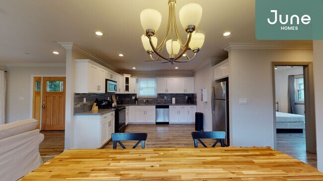 Building Photo - ROOM ONLY in 4-bed/3.0-bath Home