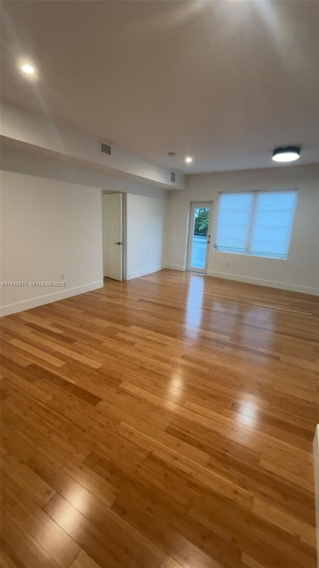 Building Photo - 960 Bay Dr