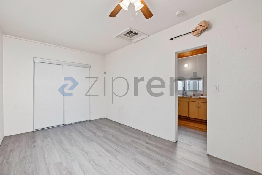 Building Photo - Unit C