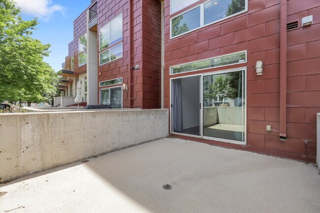 Building Photo - $2,395.00, Spacious Loft, 1.5 bath in Jeff...