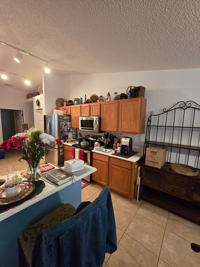 Building Photo - 4 bedrooms, 2 bathrooms, 2 car garage