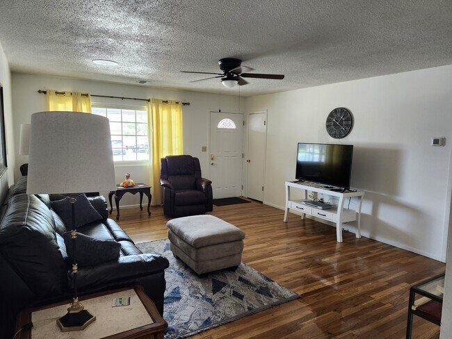 Building Photo - 851 Prescott Heights Dr